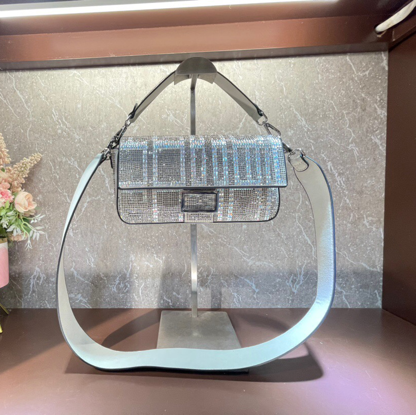 

Designer shoulder bag luxury big-name retro diamond rhombus letter ladies new handbag fashion multifunctional large-capacity messenger bag, Silver