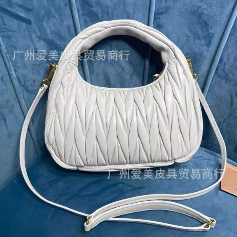 

Shoulder Bags Designer Fashion MM Handbags Wrist 2022 New Hobo Lamb Skin Pleated Armpit Stick and Moon Shaped Tooth HN46 Young Chic Satin Simple Niche, 23cm
