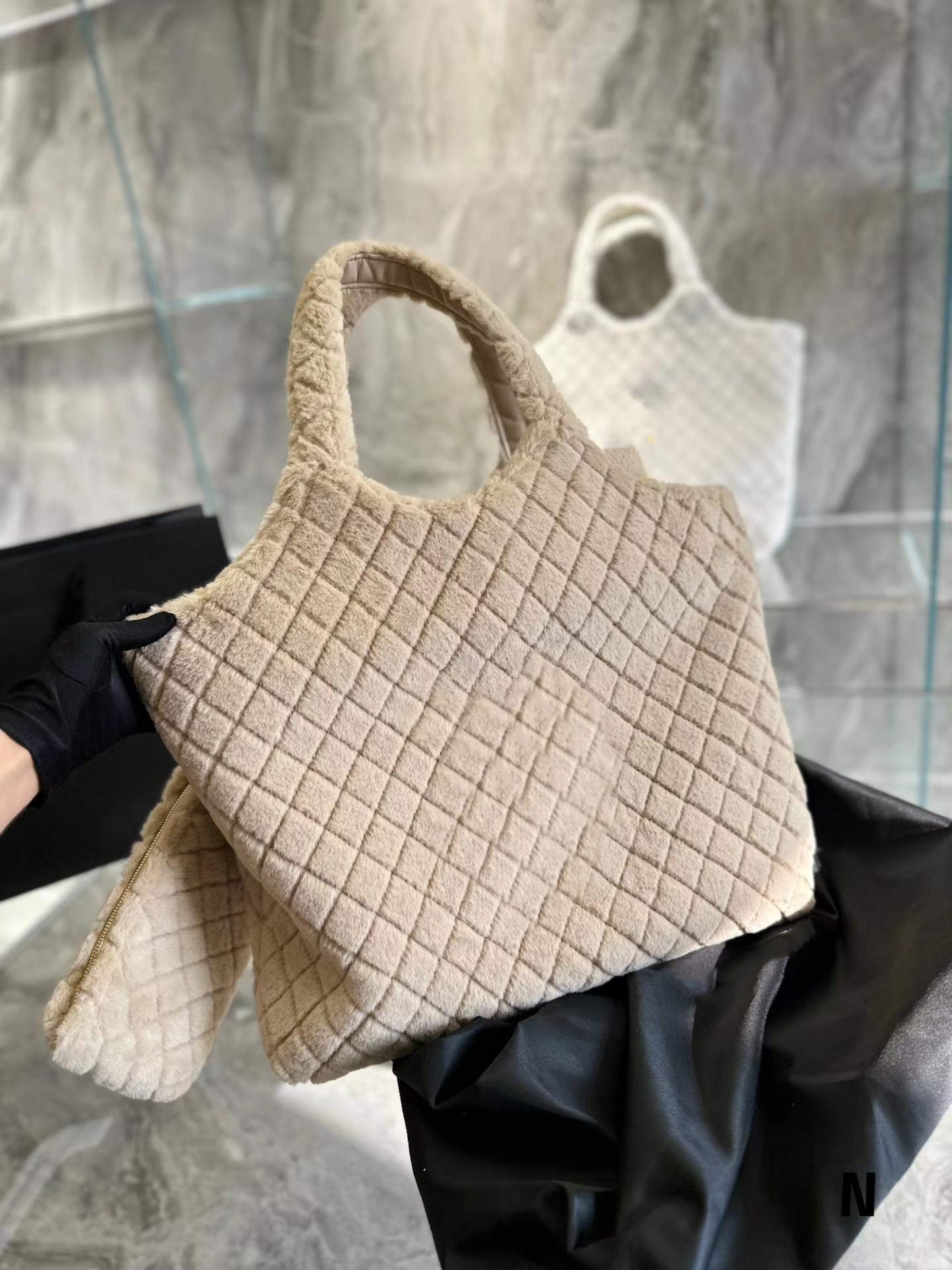 

Icare Maxi Rose Shopping Bag In Gaby Quilted Lambskinl Large Capacity Lady Casual Tote Bag with wallet lambswool Women Fashion Shoulder Bags, White