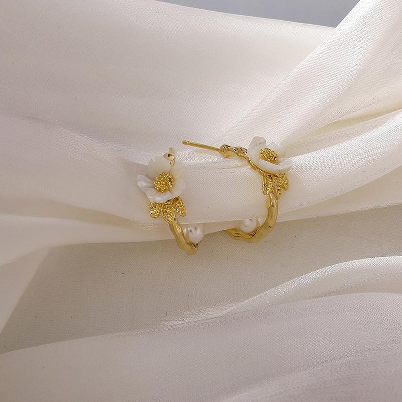 

Hoop Earrings 2022 Temperament Sweet Shell Flower Imitation Pearl C Shape Simple Fashion Women's Jewelry Accessories