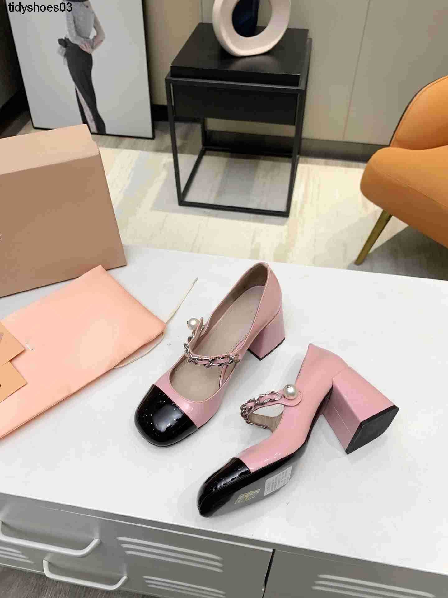 

Miu Women Designers Rois 2021 spring and summer new thick heel women's shoes Patent leather Mary Jane pumps Mid jeweled heel Size 34-40, Black