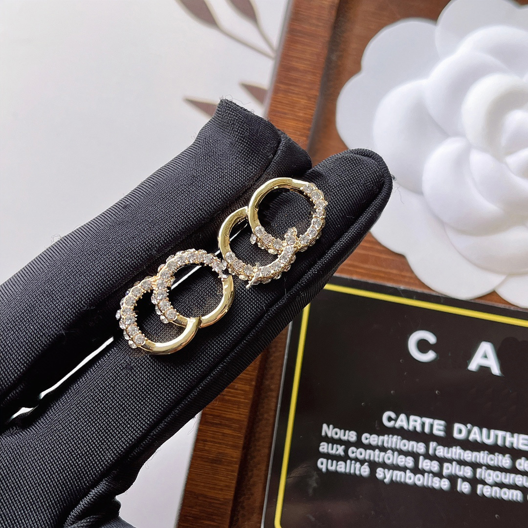 

Fashionable and exquisite earrings Charm Luxury diamond earrings High sense brand Popular designer jewelry designed for women Selected gifts lovers Friends