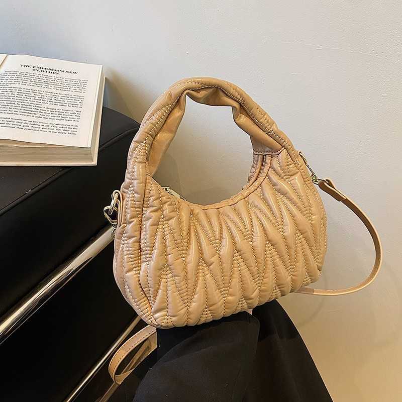 

Shoulder Bags Designer Fashion MM Handbags Wrist Women's Handbag 2022 Autumn New Pleated Medieval Armpit One Stick Messenger VO3N Young Chic Satin Sim, White