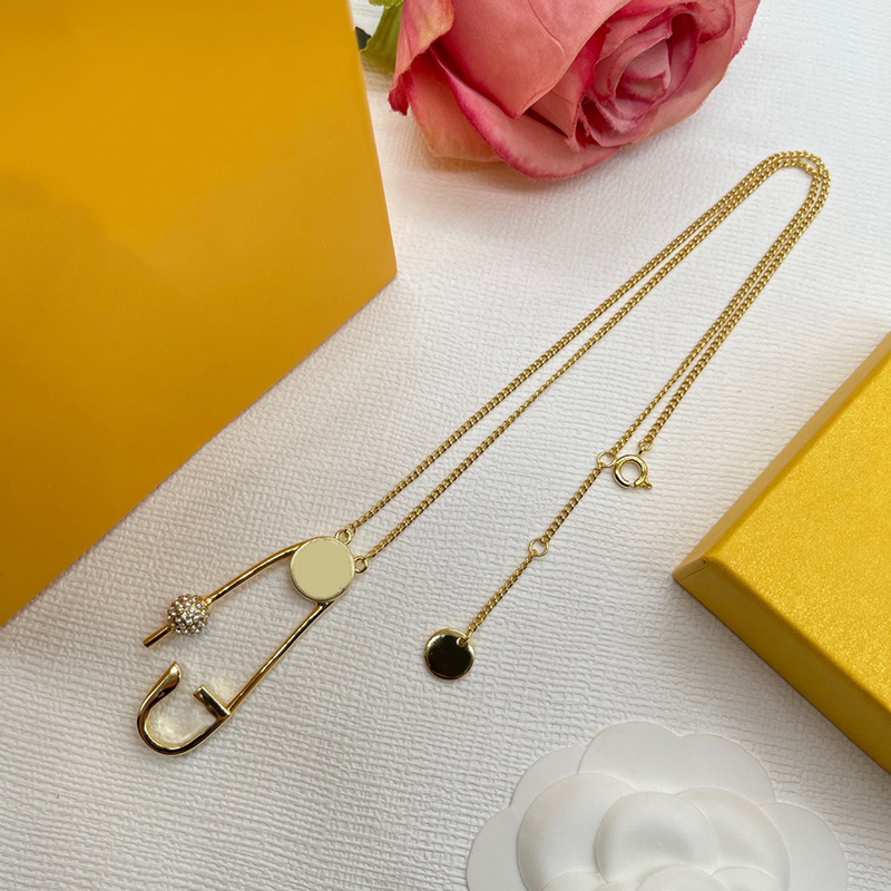 

Womens Luxurys Designers Gold Necklace Chain Fashion Jewelry Letter Pendant Designer Party Silver Hip Hop With Free Box 2211145Z