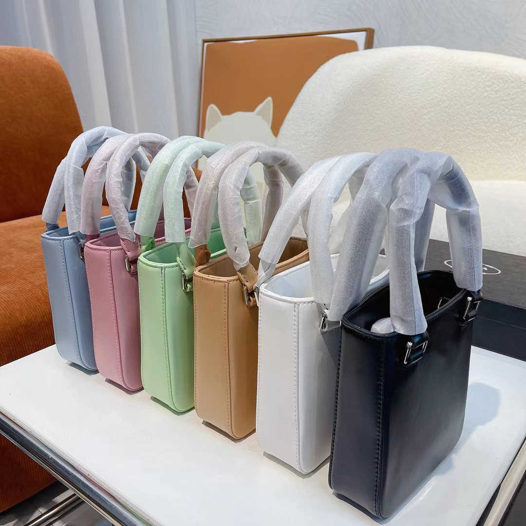 

Briefcases 18cm Luxury Designers Shoulder Bags Totes Classic Style Fashion Cross Body Women men Handbag High Quality Handbags Messenger Bag HQC10516, White