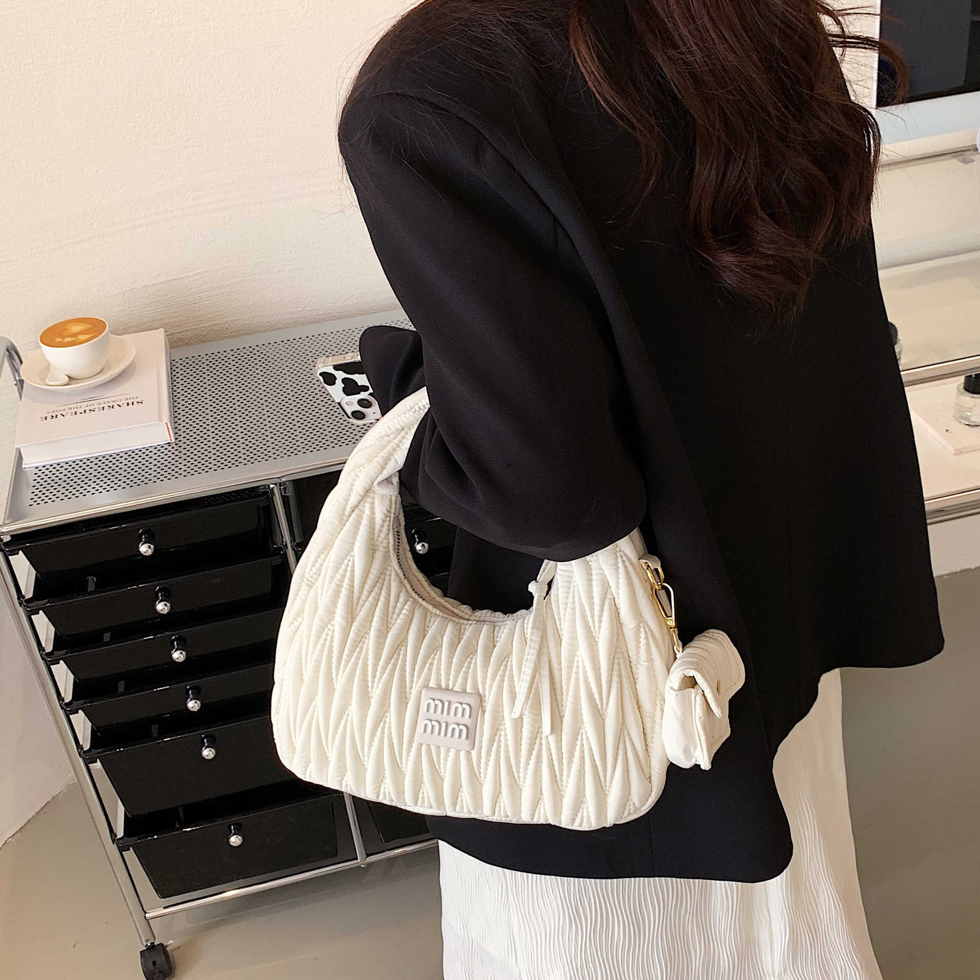 

Shoulder Bags Designer Fashion MM Handbags Wrist Baroness Pleated Embroidery Small Female 2022 New Versatile Ins Handbag Popular One Underarm B3R0 You, White
