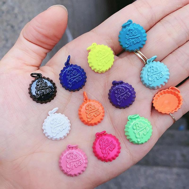 

Pendant Necklaces 10Pcs Dainty Enamel Be Free Words On Round Bottle Cap Shape Pendant/Charm Daint Medallion Charm Necklace Bracelet