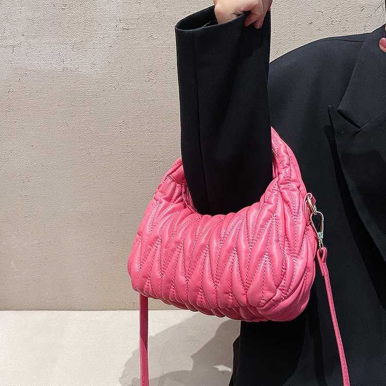 

Shoulder Bags Designer Fashion MM Handbags Wrist 2022 New Ins Chain Versatile Single Crossbody MO3D Young Chic Satin Simple Pleated NicheMI Pink IU, White