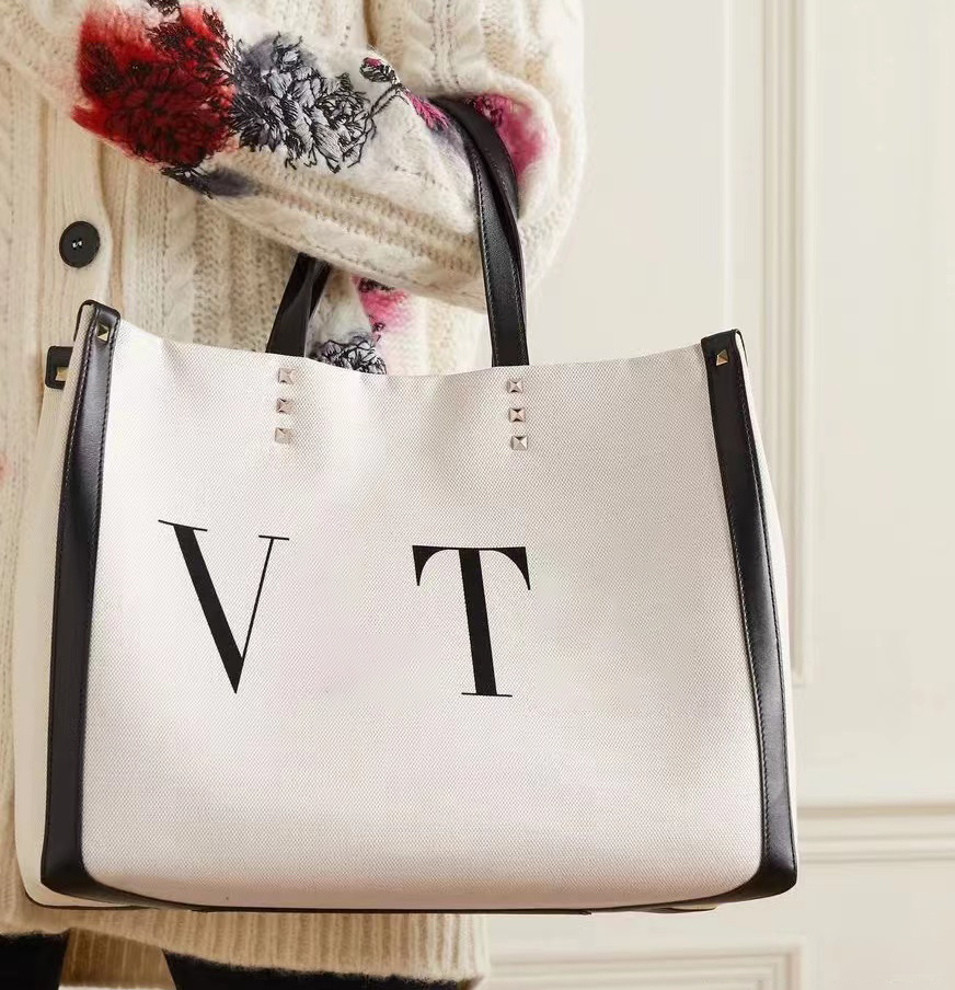 

Handbags Shopping Bags luggage Luxurys Designers tote Shoulder hangbag large Nylon Crossbody women men totes Beach weekend pochette classic canvas basket duffle