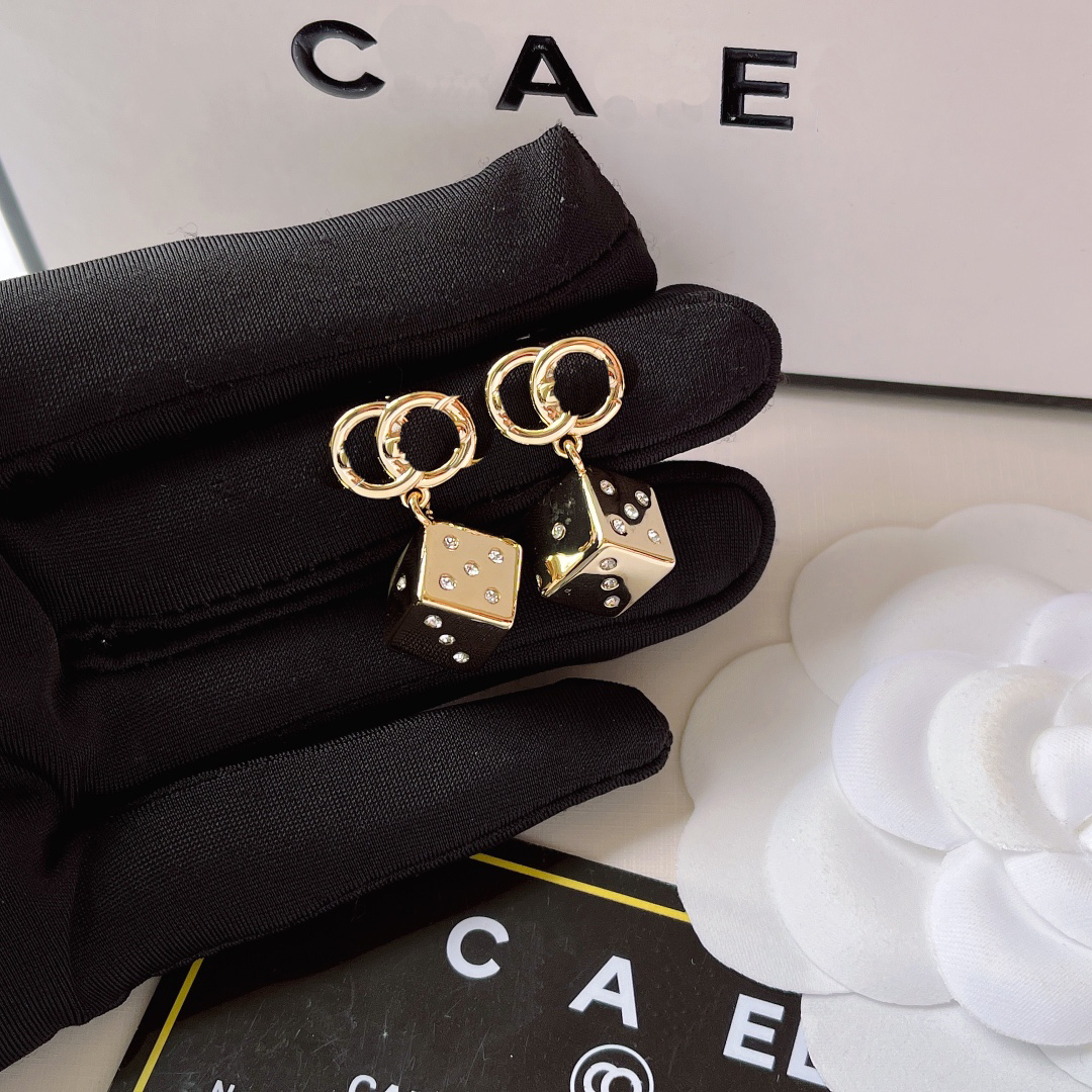 

Luxury exquisite earrings Charm advanced earring Fashion female design Jewelry accessories Classic popular brands Popular gifts Couples family friends