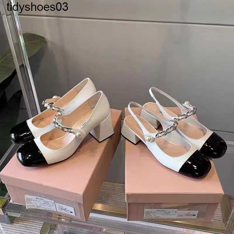 

2022 New style hollow sandals Medium thick heel single shoes Patent leather Mary Jane pumps Mid jeweled heel Women Designers Rois Size 34-40, Single shoe 7cm