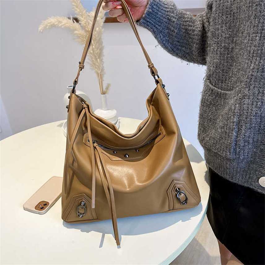 

Evening Bags Street Soft Leather Large Capacity Casual Tote One Shoulder Underarm Rivet Motorcycle Bag Handbag, Black