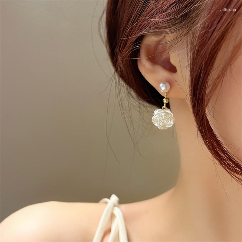 

Backs Earrings Small Camellia Flower Pearl Ear Clip Female Temperament Trendy White Rose On For Women Non Pierced Ears