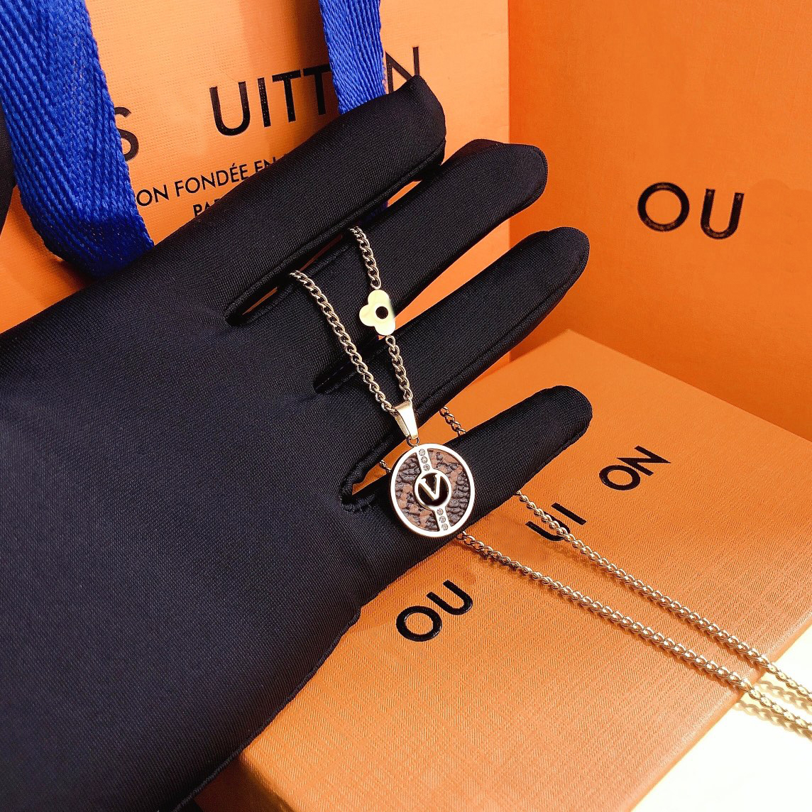 

Selected Popular Brands Necklace Luxury Exquisite Design Pendant Necklaces Designer Jewelry Long Chain Fashion Young Style Accessories Design Gifts For Women