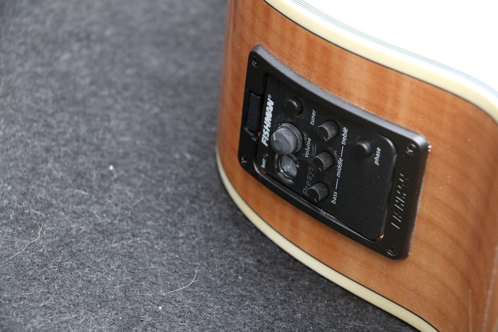 

G J200 NA 43 " Solid Spruce Top Maple Side & Back Acoustic Guitar with fishman pick-ups Golden Hardware Natural Color