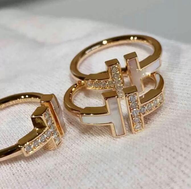 

2022 Family Whie Friillaria Double Ring 925 Serling Silver Plaed 18k Rose Gold Opening Inlaid Wih Diamond Half
