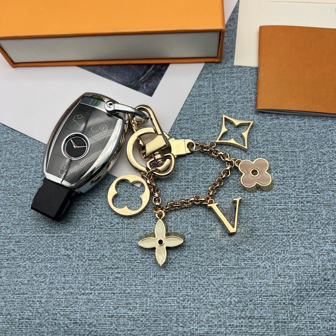 

Europe and the United States popular apricot key chain fine workmanship travel good product belt original box