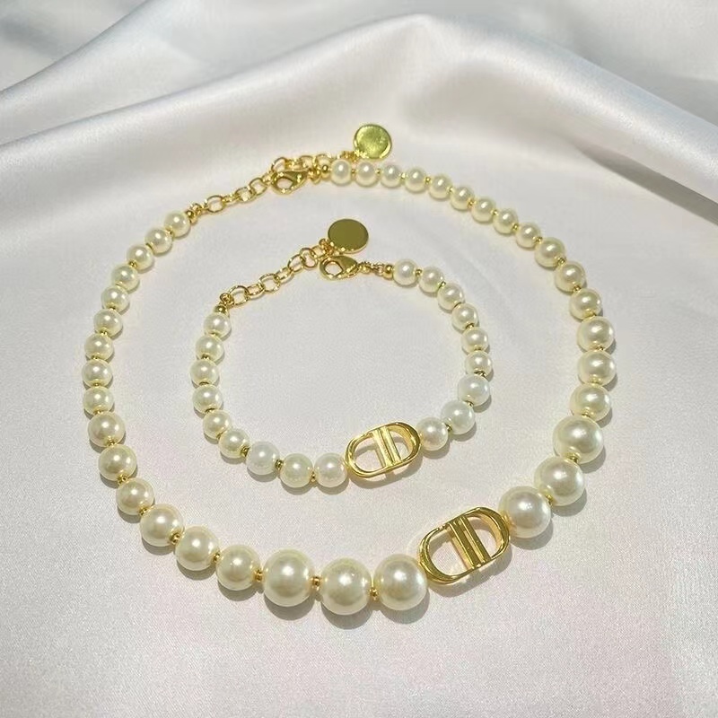 

Designer Brand Pearl Necklace Simple clavicular chain Fashion Shell Pearl Letter Bracelet
