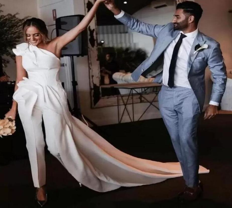 

2022 Elegant Jumpsuits Wedding Dresses Bridal Gowns One Shoulder Satin Peplum Ruffle Ruched Bohemian Boho Garden Country Vestido D3811969, White