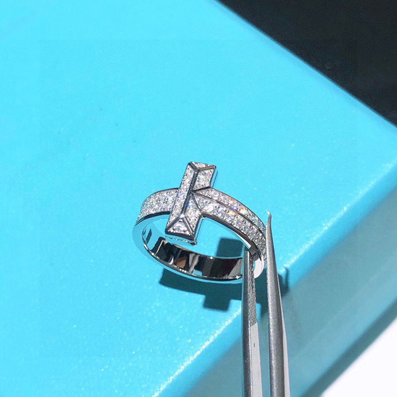 

Luxury designer ring Classic style Inlaid fine diamonds Suitable for gift giving Social gathering is beautiful good