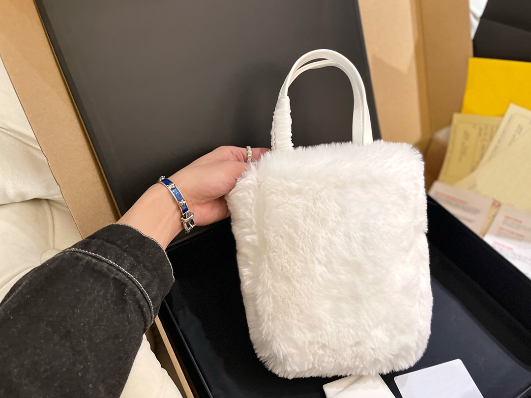 

TZ Winter soft plush mini handbags Women luxury designer small tote bag Female Fashion warm music bag outdoor Purses clutch shopping bags Wallets 6 colors 23CM, White