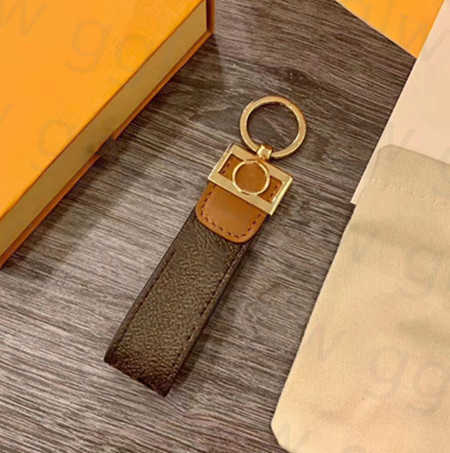 

2022 Keychain Brand Designer Key Chain Mens Luxury Car Keyring Womens Buckle Keychains Handmade Leather Men Women Bags Pendant Accessories