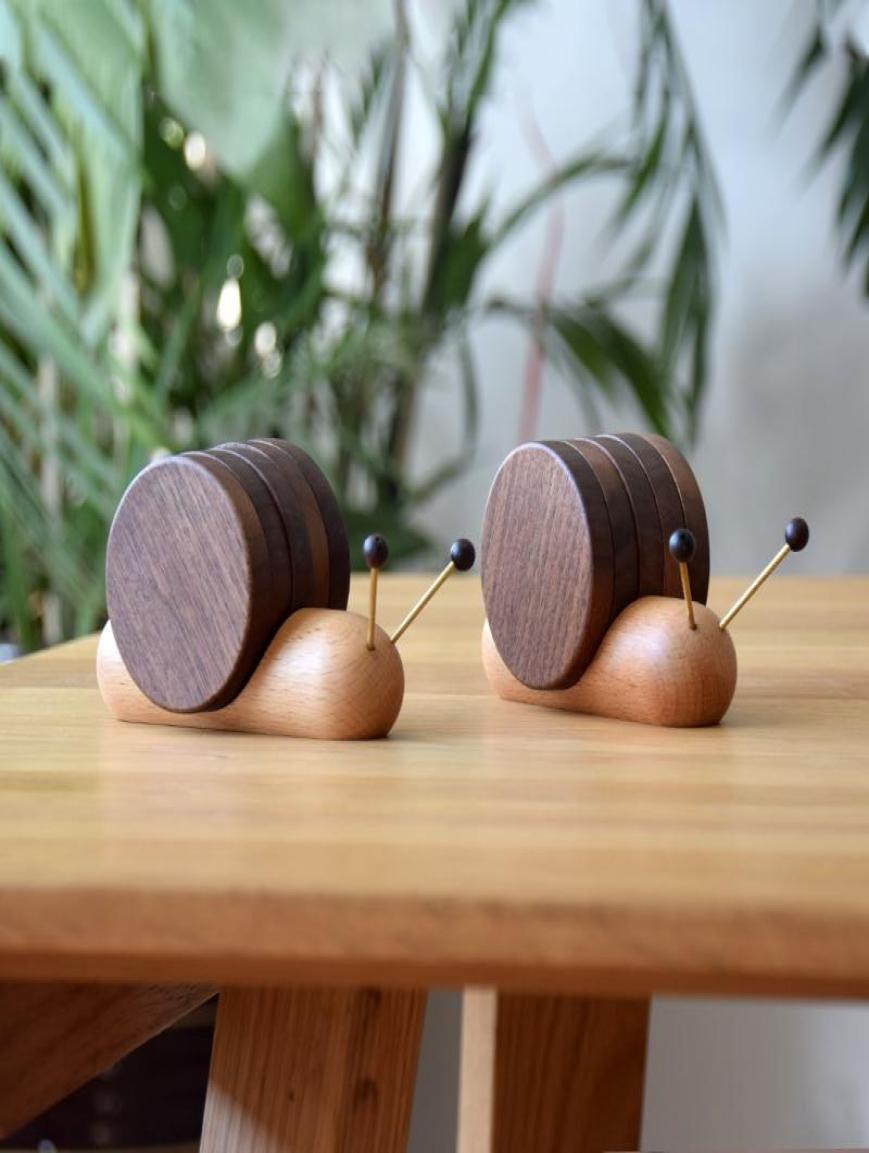 

Mats Pads Wooden Snail Coasters Cute Creative 4pcs Round Placemats With Magnet Home Desktop Decoration Tea CupMug