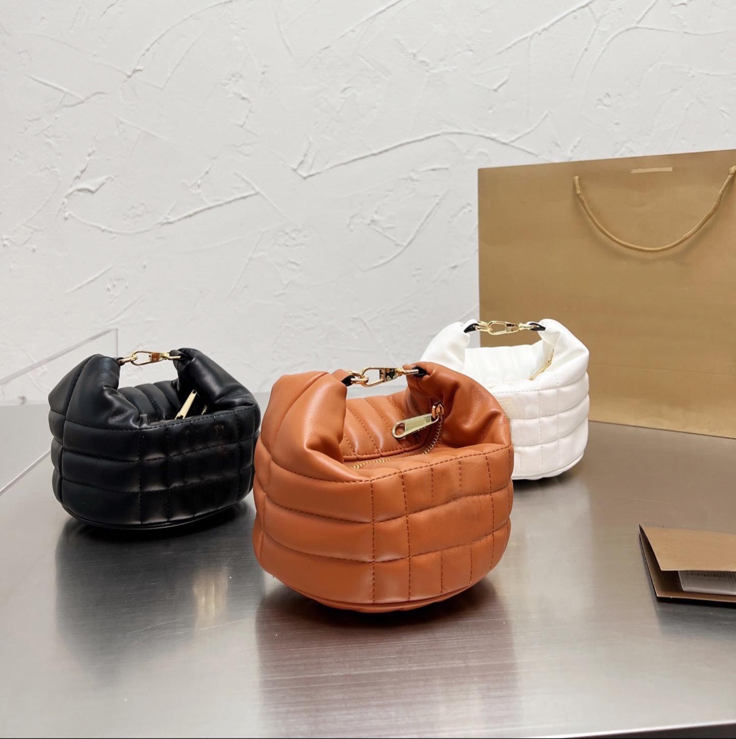 

Cosmetic Bags CHAIN POUCH 22ss Luxury Women's Designer Handbag Fashion Lattice Temperament Single Shoulder Leather shuttle weaving Cross Body, Black