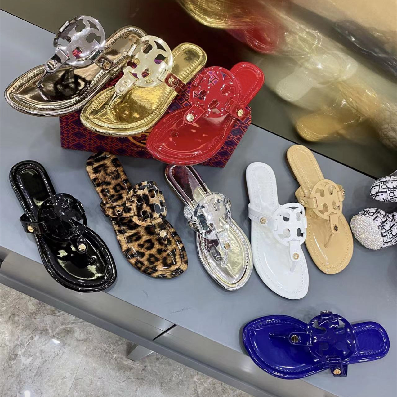 

2022 Designer Sandals For Women Ladies Hollowed out pattern Flats Low Heels Slippers Fashion Luxe Tories Slides Rubber Summer Flip Flops Outdoor Beach Shoe, 26