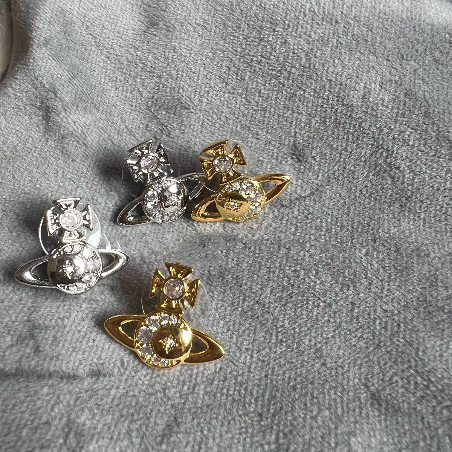 

Silver needle Saturn diamond studded earrings Small design earrings