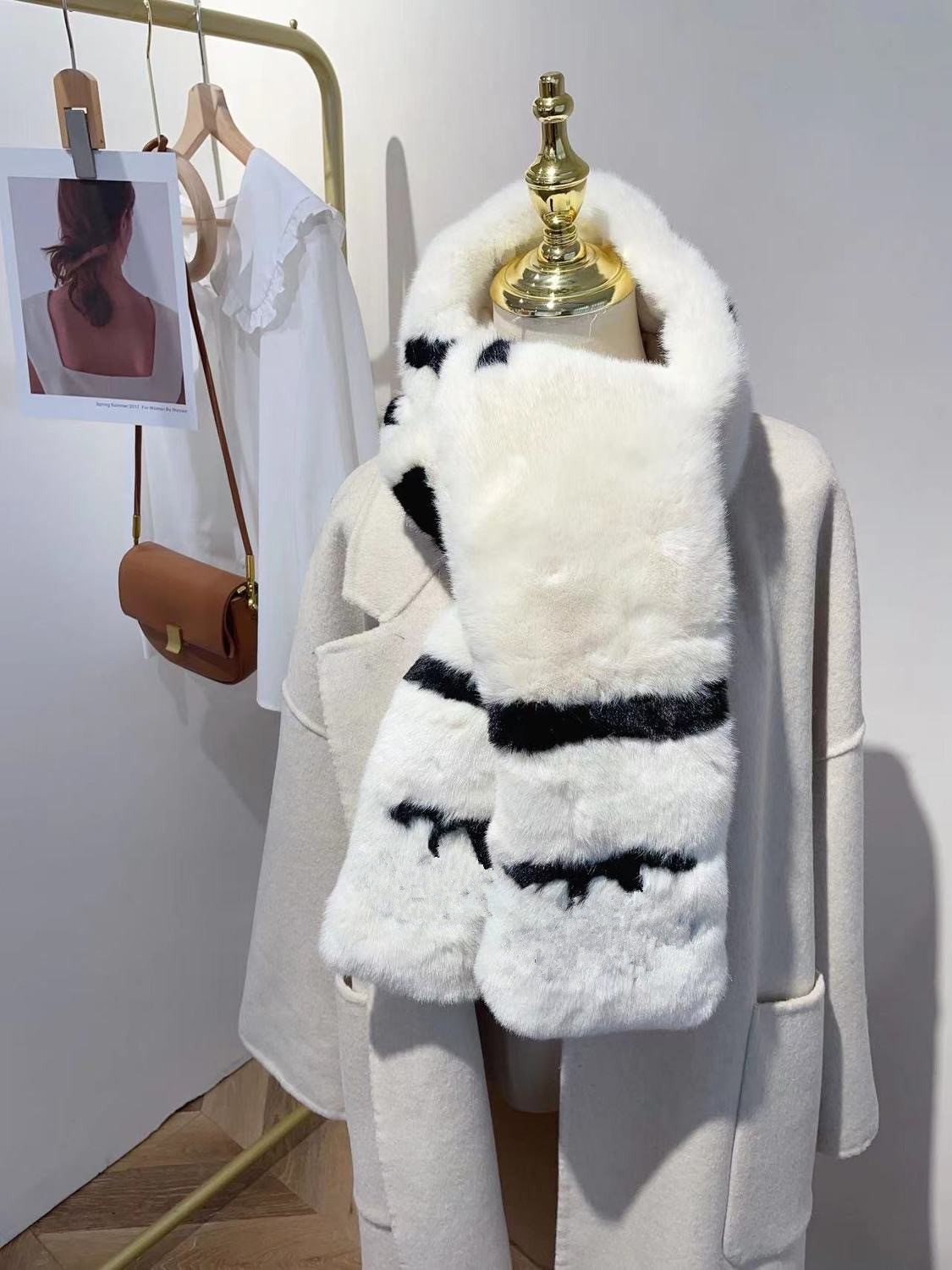 

2022Women's high-end thick wool warm cashmere scarf with a lovely fluffy collar