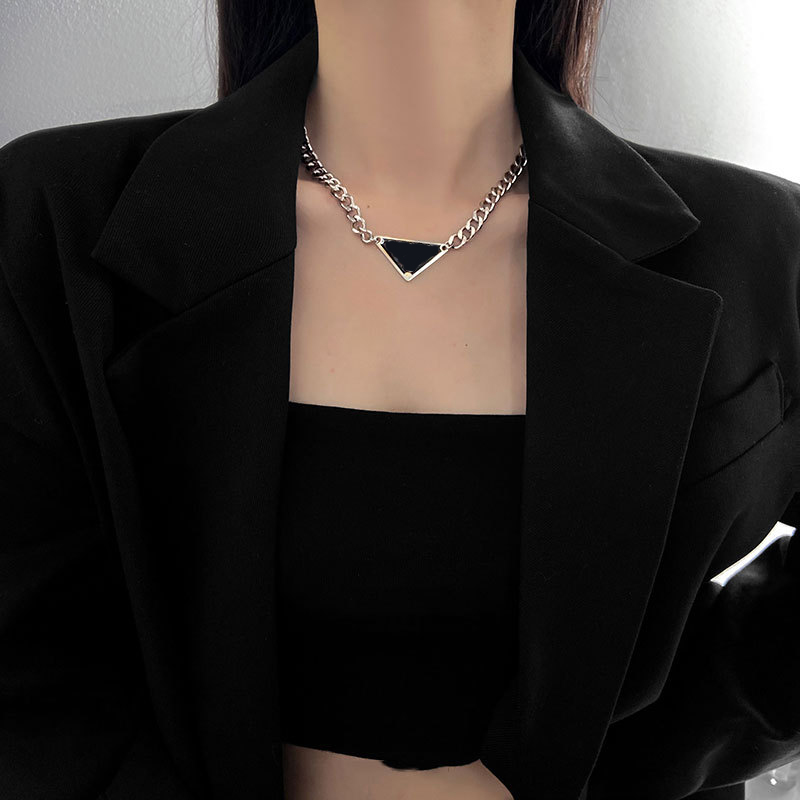 

Luxury Design Pendant Necklaces Fashion for Man Woman Inverted Triangle Letter Designers Jewelry Trendy Personality Clavicle Chain