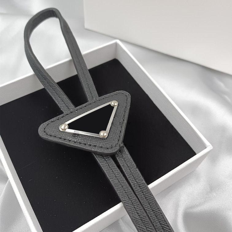 

Stylish Leather Bow Tie Necklaces Inverted Triangle Pendants Jewelry Men Women Designer Ties Necklace