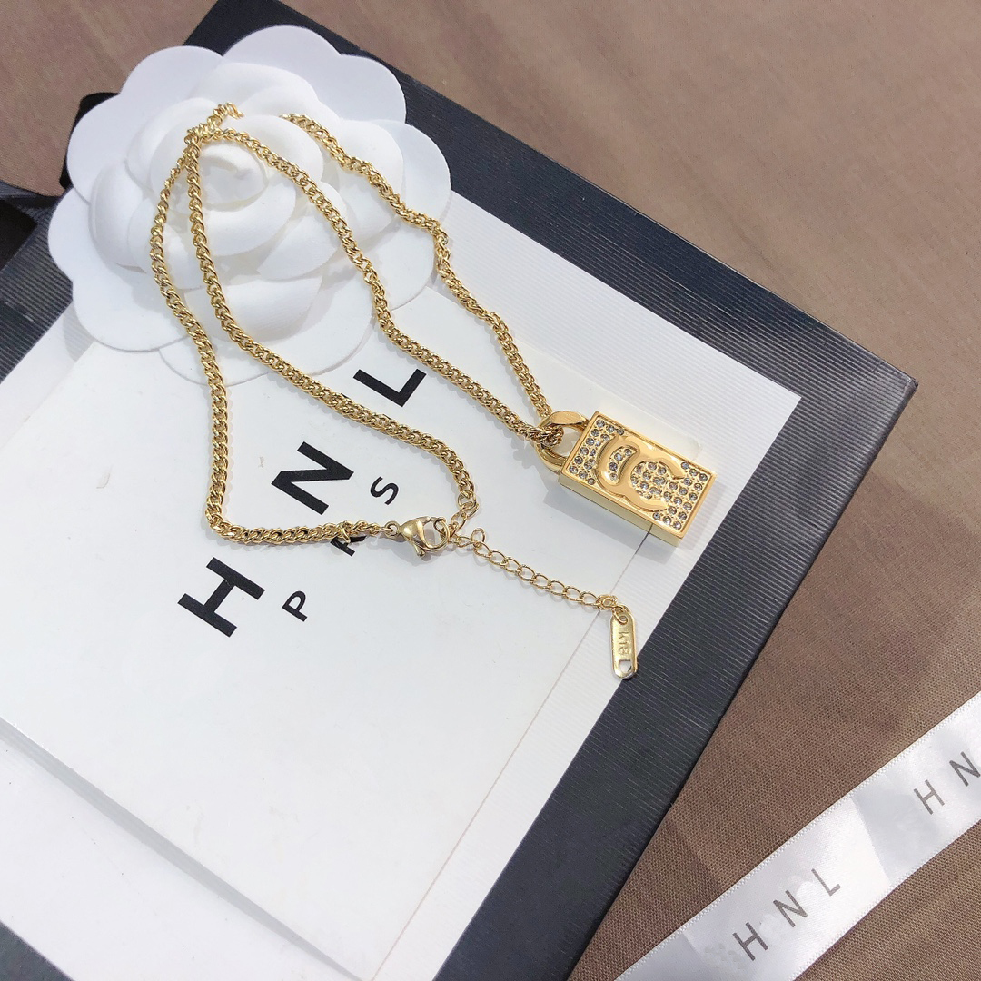 

Premium Luxury Diamond Necklaces 18k Gold-plated Pendant Necklace For Girls Exclusive Exquisite Long Chain Popular Lovers Accessories Classic Style Design