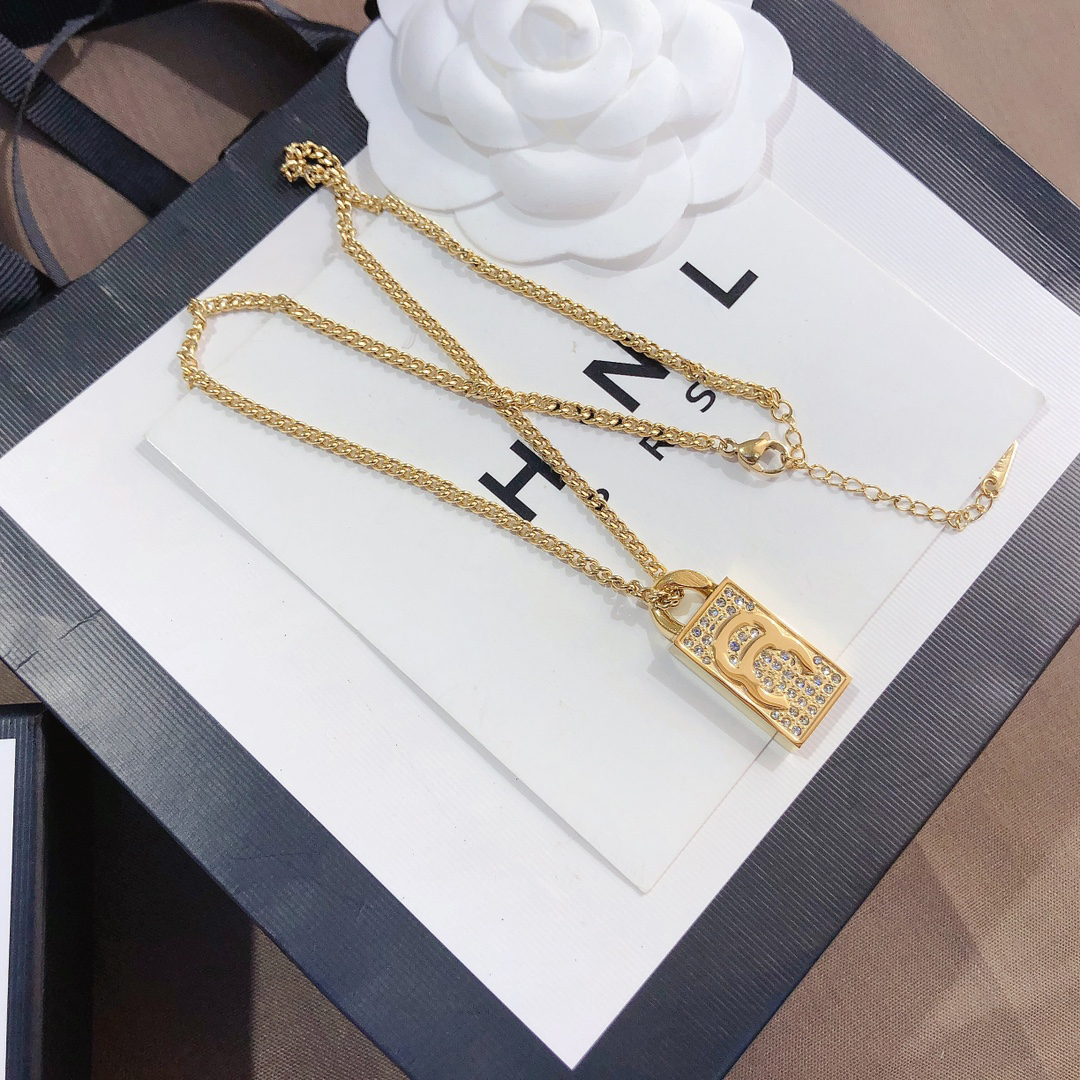 

Premium Luxury Diamond Necklace 18k Gold-plated Pendant Necklace For Girls Exclusive Exquisite Long Chain Popular Lovers Accessories Classic Style Design