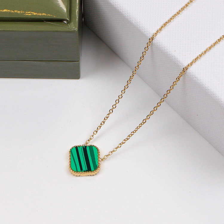

Womens Designer Necklaces Big Flowers Pendant Four-leaf Clover Necklace Sweater Chain Cleef Necklace