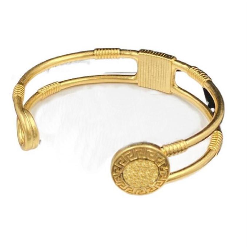 

Designed Open Bangle Hollow Out Banshee Greece Meander Pattern Medusa Head Portrait 18K Gold Plated Women's Medusas Bracelets Desi229O