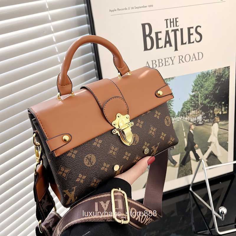 

Store Clearance Wholesale Design Bags 95% Off Small Women 2023 New Pattern Women's Fashion Handbag Riveted Shoulder Messenger, Old style brown