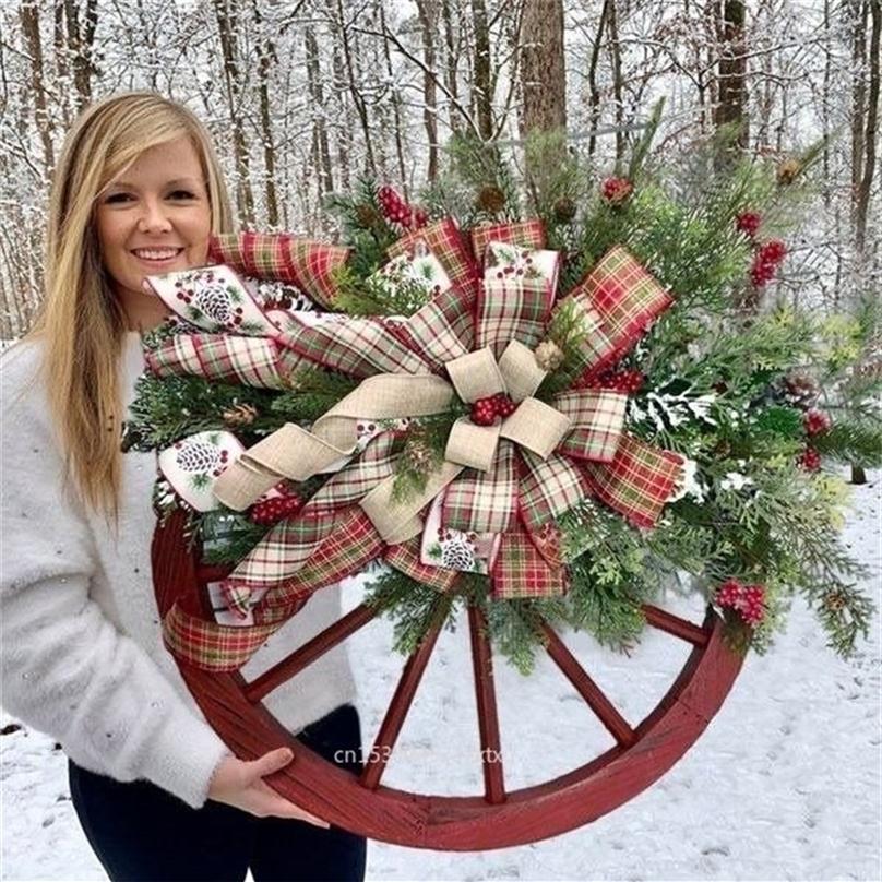 

Christmas Decorations Farmhouse Wagon Wheels Wreath Winter Door Hanging Home Outdoor Year Gift 220908233P