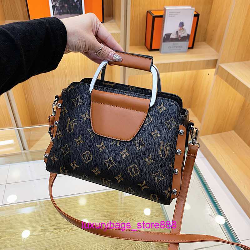 

Temperament Women's Women 2023 New Brand Handbag Large Capacity Fashion Middle Aged Mother's Unit Price Diagonal Span Design Bag Cheap Retail Wholesale, Red with khaki