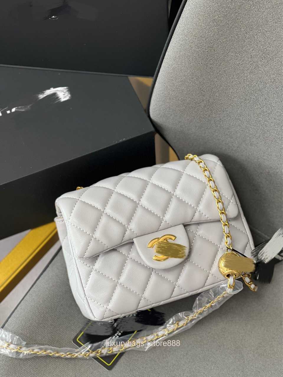 

Store Clearance Wholesale Design Bags 95% Off Xiaoxiangjia Classic Golden Ball Rhombic Square Bag Adjust Length of Chain at Will Soft Surface Has Interlayer, White