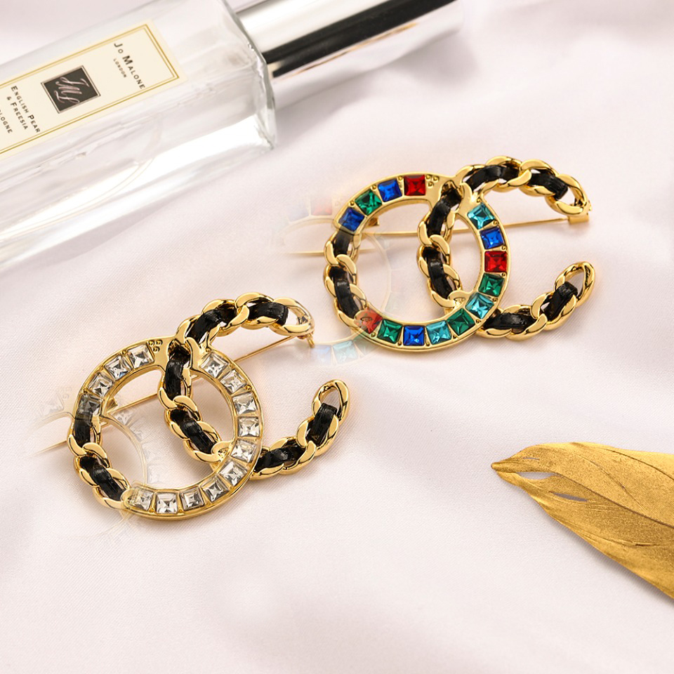 

Luxury Women Designer Brand Letter Brooches 18K Gold Plated Inlay Crystal Rhinestone Jewelry Brooch Charm Stainless steel Pin Marry Wedding Party Gift Accessorie