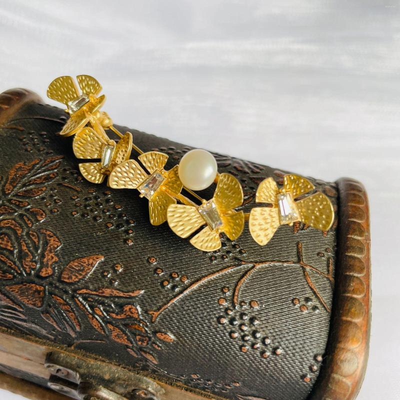 

Brooches Freshwater Pearl Apricot Leaf Butterfly Brooch Matte Alloy Inlaid Glass High Sense Women's Coat Pin Accessories
