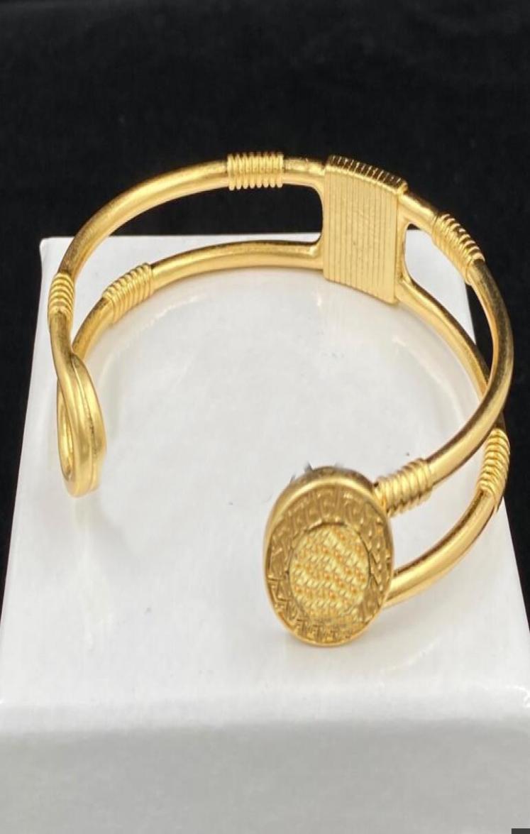 

Designed Open Bangle Hollow Out Banshee Greece Meander Pattern Medusa Head Portrait 18K Gold Plated Women039s Medusas Cuff Brac2598855