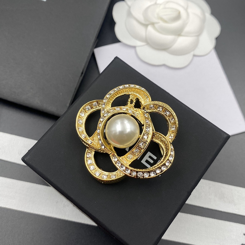 

Luxury Designer 18K Gold Plated Pearl Brooches Rose Fashion Mens Womens Brand Pendant Brooche Sweater Suit Brought Pin Clothing Jewelry Accessories