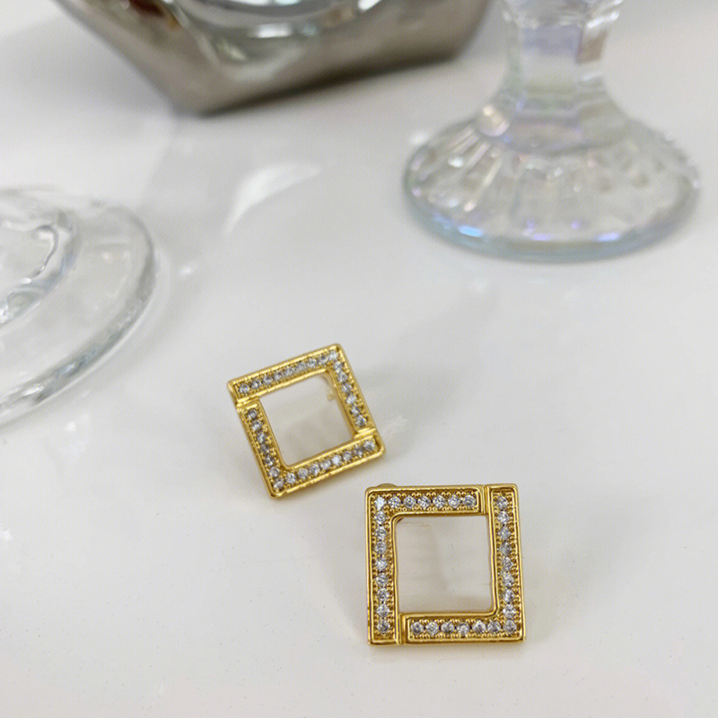 

Elegant Women Designers Stud Gold Earring Diamond Square Shape Earrings Ear Stud Womens Designer Studs Birthday Gift Letters F 22112107