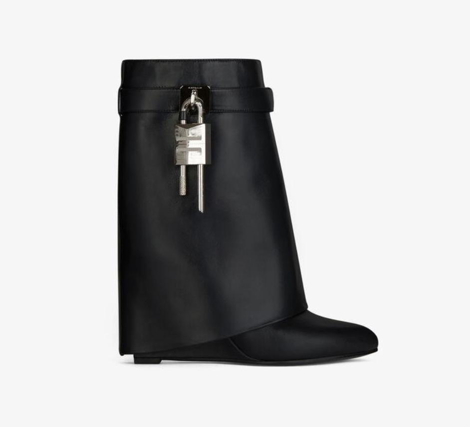 

2022 Designer Luxury Women Almond toe boots Wrapped wedge heels Leather Silver Gold Asymmetric Metal Padlock Heel Height 9 cm Size 35-40, Khaki