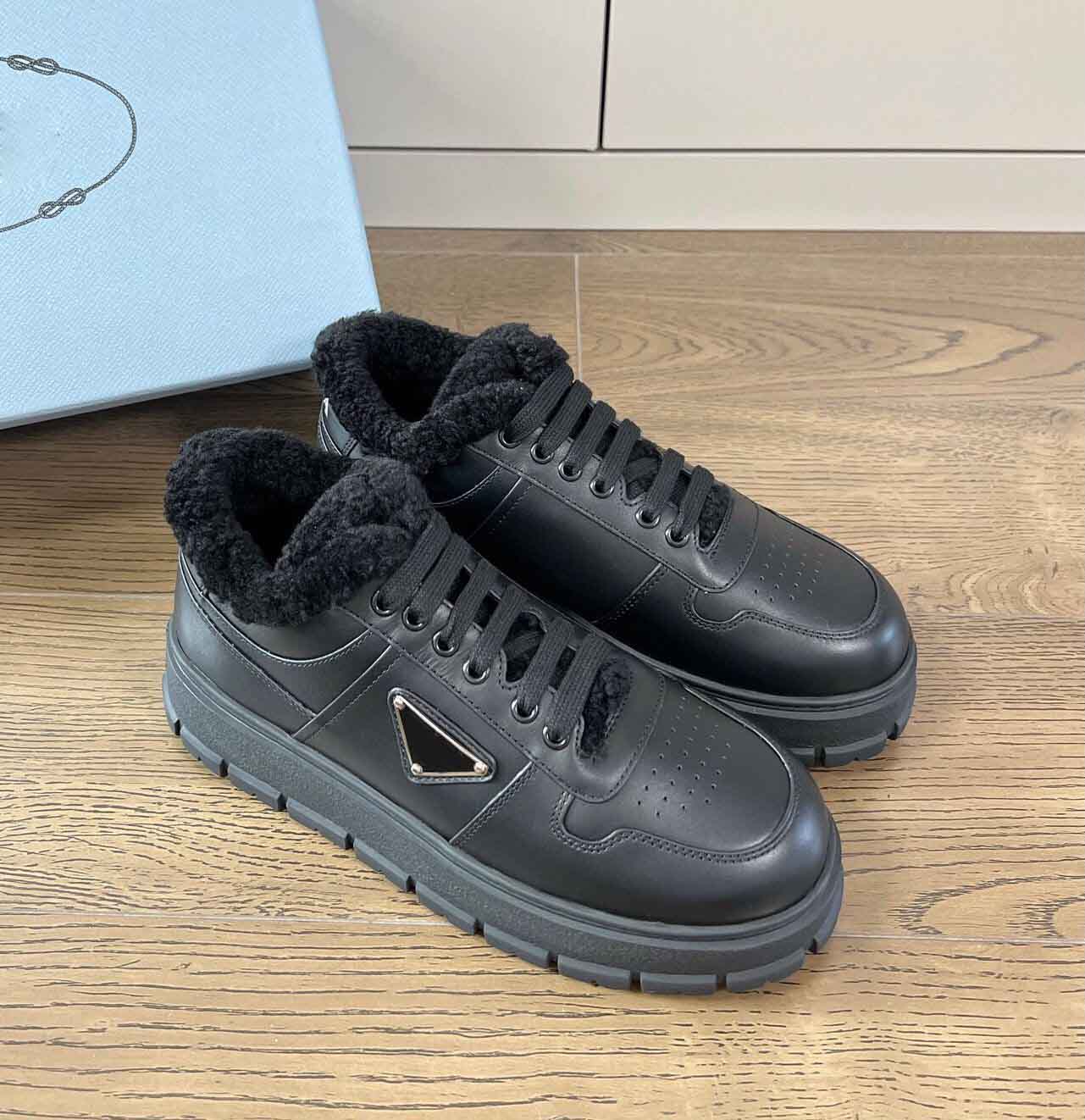 

Famous Brand Winter Soft Shearling Sneakers Shoes Women Enameled Metal Triangle White Black Leather Lady Comfort Casual Walking EU35-41 With Box