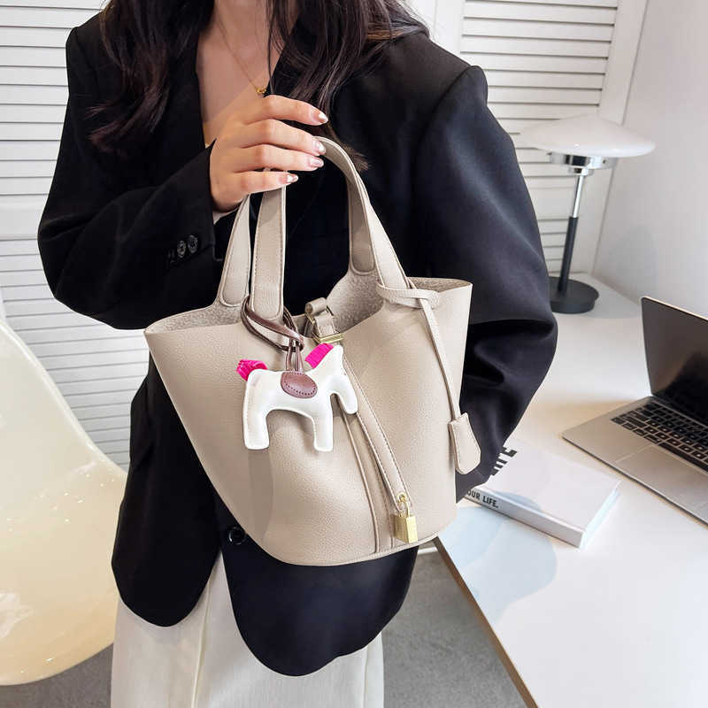 

Handbags Luxury Designer Birk Genuine Leather Cons Texture Bucket Bag 2022 Fashion Versatile Portable Cabe Basket Leisure Cl, White.