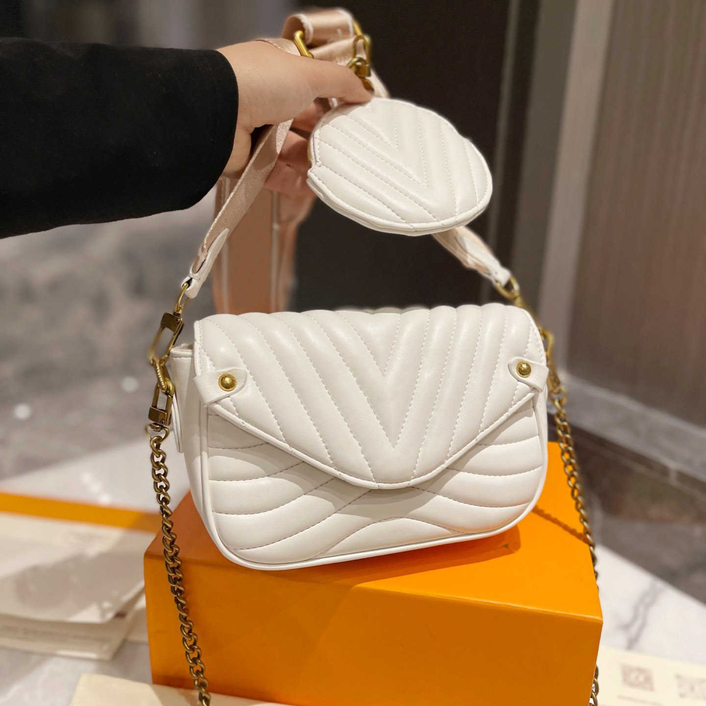 

Cosmetic Bags Cases Chains Shoulder Bag white high quality Cross body designers bags lady Tote chain handbags Fashion Genuine Leather Wallets womens, Pink